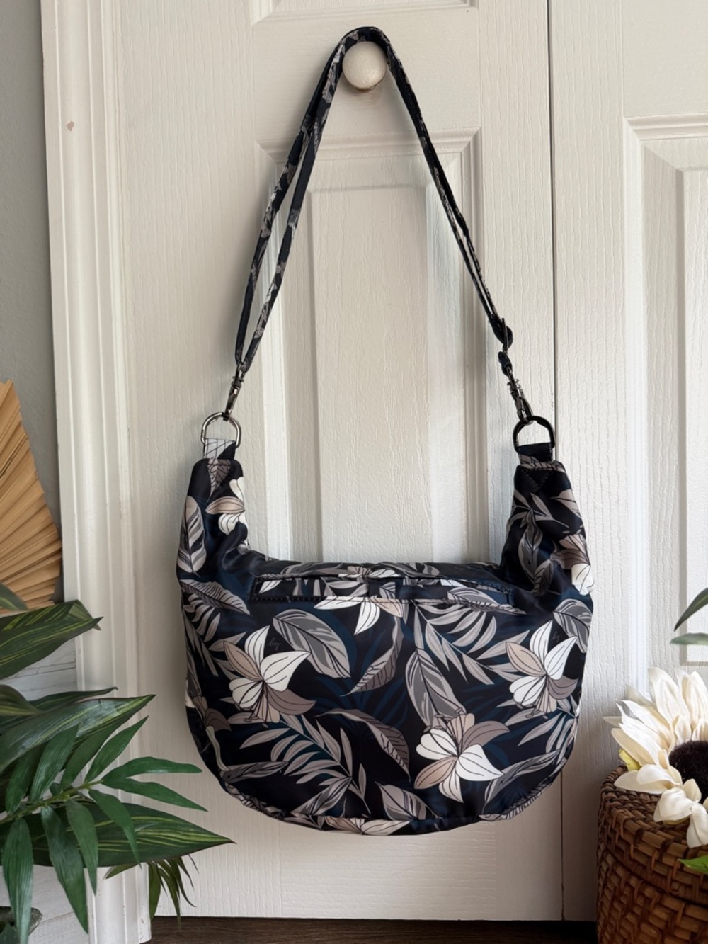 Lug Lily Navy Blue Hippy 2 Limited Edition Crossbody Bag – NWOT, RFID Protection - Picture 4 of 13